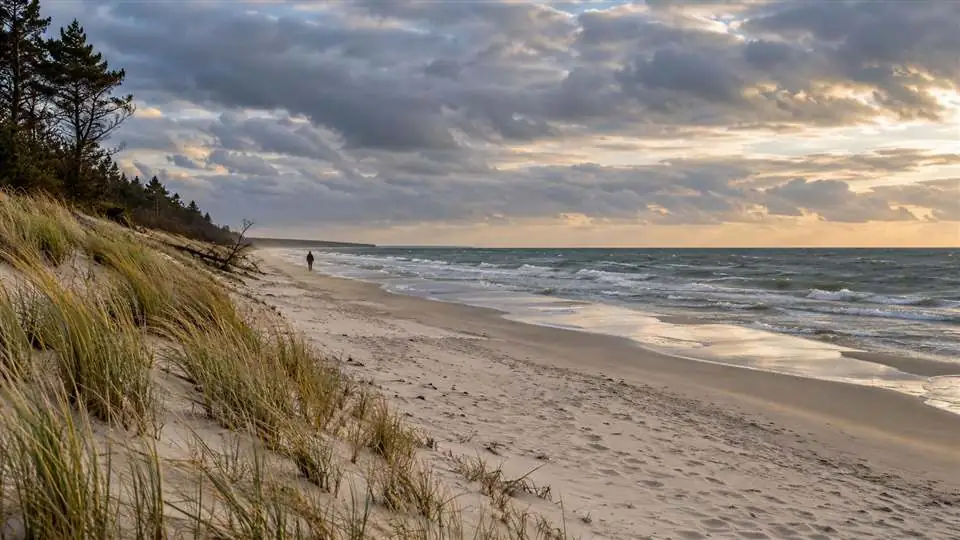 Spokojna plaża poza sezonem