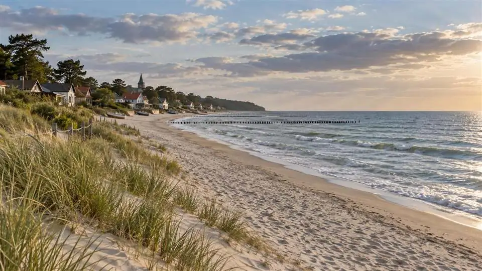 Ilustracyjny widok plaży, wydm i nadmorskiej miejscowości