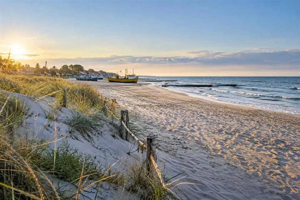 Piaszczysta plaża i spokojne morze w nadbałtyckiej miejscowości