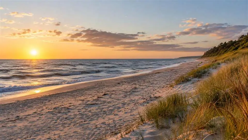Spokojna plaża poza sezonem